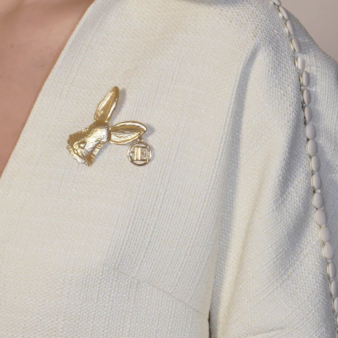 de rabbit brooche